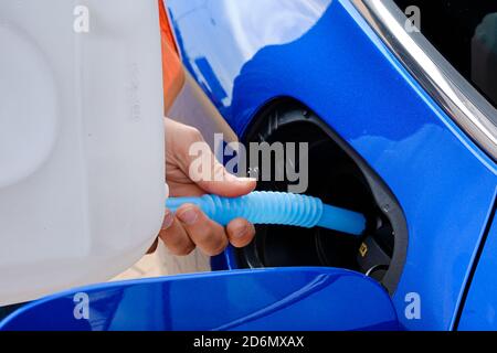 Remplissage rapproché du liquide d'échappement diesel du réservoir dans le réservoir de la voiture bleue pour réduire la pollution de l'air. Respectueux de l'environnement ou de l'environnement Banque D'Images