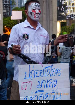 Manifestation antigouvernementale par un artiste mime à l'intersection de Pathumwan, Bangkok, Thaïlande, le 16 octobre 2020. Banque D'Images