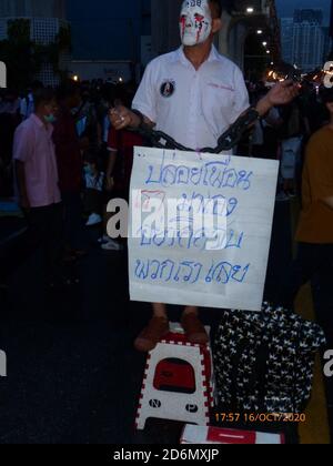 Manifestation antigouvernementale par un artiste mime à l'intersection de Pathumwan, Bangkok, Thaïlande, le 16 octobre 2020. Banque D'Images