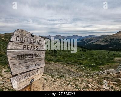 Panneau Collegiate Peaks Wilderness au Collegiate West sur le sentier Colorado Trail, Colorado, 485 km Banque D'Images