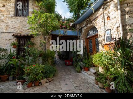 Étroite rue pavée arrière Pano Lefkara, Chypre. Banque D'Images