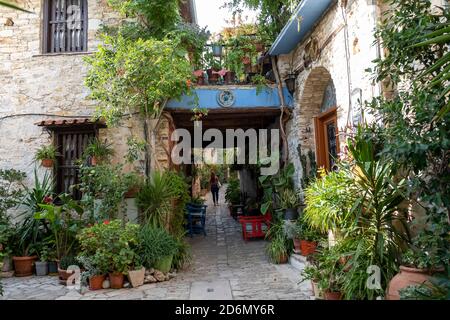 Étroite rue pavée arrière Pano Lefkara, Chypre. Banque D'Images