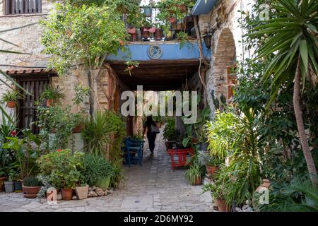 Étroite rue pavée arrière Pano Lefkara, Chypre. Banque D'Images