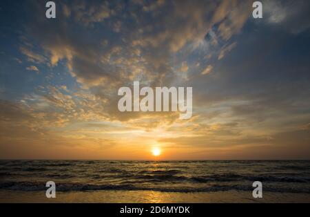 Lever de soleil sur la mer et magnifique paysage de nuages. Vue de la plage. Banque D'Images