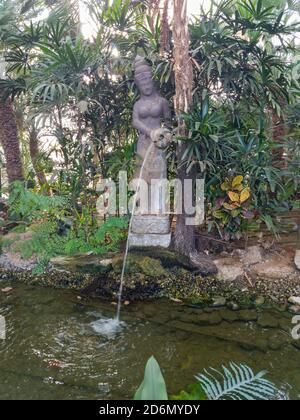 Jardin luxuriant décoré avec une fontaine de style oriental Banque D'Images