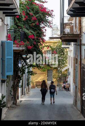 Étroite rue pavée arrière Pano Lefkara, Chypre. Banque D'Images