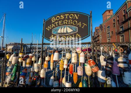 Bouées à Boston Waterboat Marina, Boston, Massachusetts, États-Unis Banque D'Images