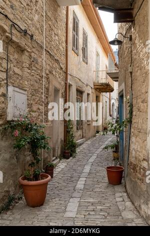 Étroite rue pavée arrière Pano Lefkara, Chypre. Banque D'Images