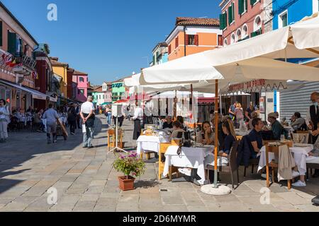 Restaurant touristique à l'extérieur de Trattoria da Primo e Paoloin, au centre de Baldassare Galuppi Square, Burano, Venise Banque D'Images