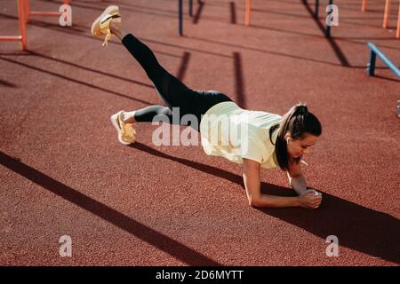 Femme sportive debout en position de planche sur l'air frais Banque D'Images