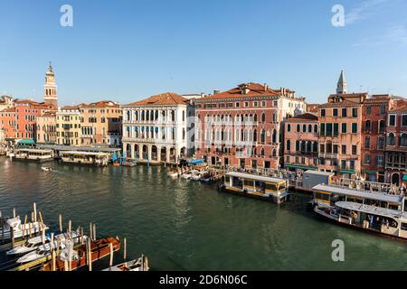 Vue aérienne sur le Grand Canal et l'arrêt de vaporetto public de l'ACTV du Rialto. Prise de l'hôtel H10 bar balcon, Venise, Italie Banque D'Images