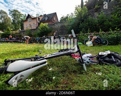 Radvanec, Tchéquie - 23 août 2020. L'événement de triathlon Samuel XC. Dépôt de la course de passe-temps avec des VTT préparés ou des cycles de trekking. Banque D'Images