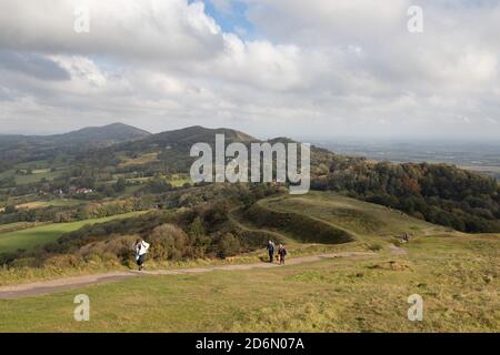 Vue depuis le sommet des collines de Malvern prise au fort de British Camp Hill en direction de Malvern. Banque D'Images