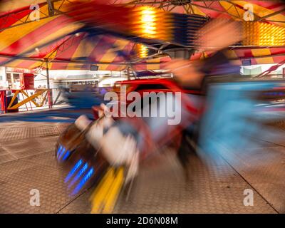 Faites tourner le vélo sur un waltzer tournant dans un parc d'attractions Banque D'Images