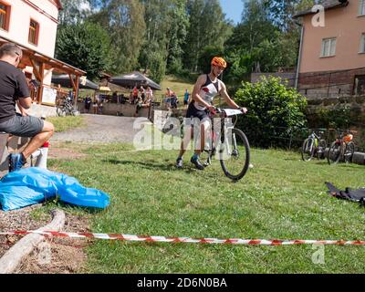 Radvanec, Tchéquie - 23 août 2020. L'événement de triathlon Samuel XC. Les coureurs de triathlon sont sur le chemin du départ. Banque D'Images