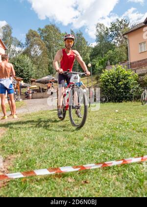 Radvanec, Tchéquie - 23 août 2020. L'événement de triathlon Samuel XC. Les coureurs de triathlon sont sur le chemin du départ. Banque D'Images