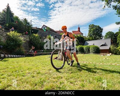 Radvanec, Tchéquie - 23 août 2020. L'événement de triathlon Samuel XC. Les coureurs de triathlon sont sur le chemin du départ. Banque D'Images