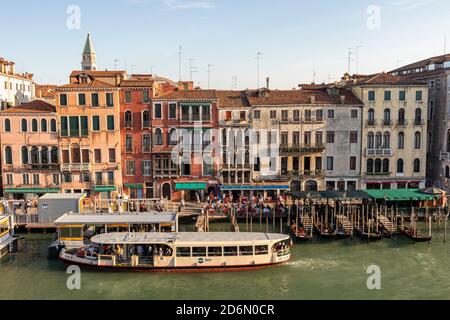 Vue aérienne sur le Grand Canal et l'arrêt de vaporetto public de l'ACTV du Rialto. Prise de l'hôtel H10 bar balcon, Venise, Italie Banque D'Images