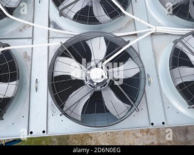 Le ventilateur du refroidisseur tourne sur la centrale biogaz. Refroidissement de l'unité de cogénération. Construction industrielle d'un procédé d'énergie alternative à partir d'une installation de traitement de l'eau Banque D'Images