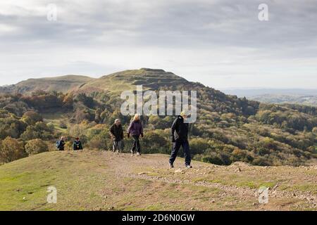 Vue de Pinnacle Hill en direction de British Camp Hill fort au loin le long des collines de Malvern. Banque D'Images