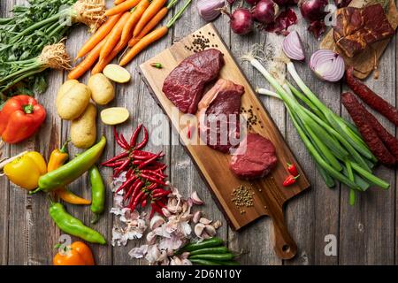 Cuisine élégante sur une table en bois Banque D'Images