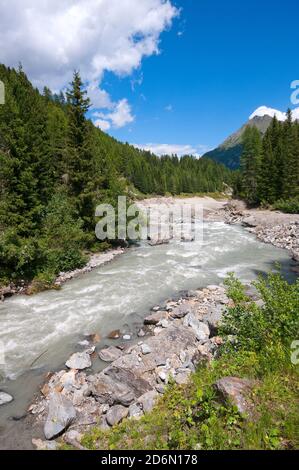 Rivière de la Plima dans la vallée du Martell (Marteltal), Bolzano, Trentin-Haut-Adige, Italie Banque D'Images