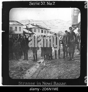 Projection für alle - Die Eroberung Serbiens. Série 57. Non 7. Strasse à Nowi Bazar. Novi Pazar (serbisch-kyrillisch Нови Пазар) ist eine Gemeinde und Universitätsstadt im südwestlichen Serbien im Bezirk Raška. Die Firma „projection für alle“ wurde 1905 von Max Skladanowsky (1861-1939) gegründet. Sie produzierte bis 1928 FAST 100 Serien zu je 24 Glasdias im format 8,3 x 8,3 cm im sog. Verfahren. Die Serien umfasten Städte, Länder, Landschaften, Märchen und Sagen, das Alte Testament U. den 1. Weltkrieg. Banque D'Images