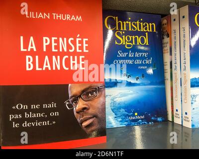 Le livre de Lilian Thuram « The White Thought » est présenté sur une étagère, Lyon, France Banque D'Images