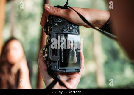 La photographe féminine prend des photos de portrait d'une fille. Gros plan sur l'écran de l'appareil photo Banque D'Images