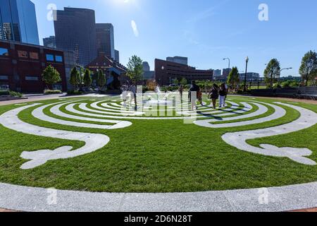 Les gens dans le labyrinthe du parc du patrimoine arménien, Rose Kennedy Greenway, Boston, Massachusetts, États-Unis Banque D'Images