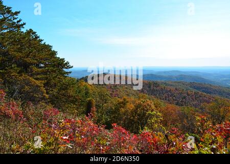 Vue depuis une vue depuis l'automne en Caroline du Nord sur Blue Ridge Parkway. Banque D'Images