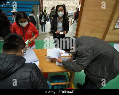 La Paz, la Paz, Bolivie. 18 octobre 2020. Jour des élections présidentielles boliviennes, aujourd'hui 18 octobre, à la Paz. Après presque une année de gouvernement temporaire par Jeannine Anez, après que Evo Morales a échappé au pays, les Boliviens vont aux urnes avec deux candidats principaux (Credit image: © Christian LombardiZUMA Wire) Credit: ZUMA Press, Inc./Alay Live News Banque D'Images