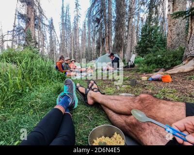 Les randonneurs qui apprécient le camp sur la piste Colorado de 485 Mile, près de Lake City, Colorado. Banque D'Images