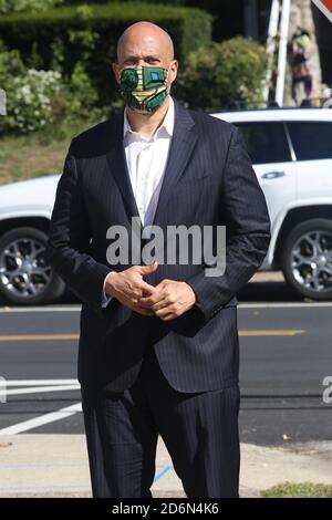 Philadelphie, PA, États-Unis. 18 octobre 2020. : le sénateur Cory Booker photographié en train de lancer une toile et de saluer les bénévoles et les partisans d'un centre d'activation de l'électeur de Philadelphie, Pennsylvanie 18 octobre 2020 crédit: : Star Shooter/Media Punch/Alay Live News Banque D'Images