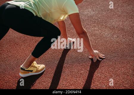 Gros plan de la femme dans les vêtements de sport se préparant pour la course du matin Banque D'Images