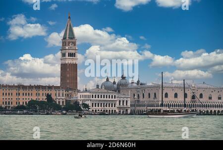 Piazza San Marco vu du bateau pendant une journée nuageux, Venise, Italie Banque D'Images