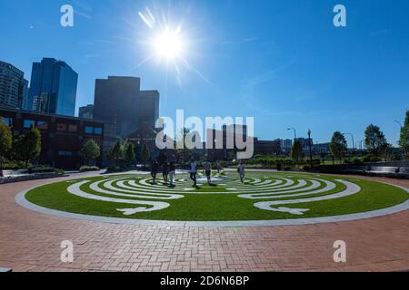 Les gens dans le labyrinthe du parc du patrimoine arménien, Rose Kennedy Greenway, Boston, Massachusetts, États-Unis Banque D'Images