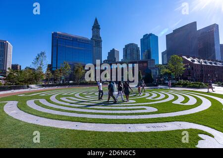 Les gens dans le labyrinthe du parc du patrimoine arménien, Rose Kennedy Greenway, Boston, Massachusetts, États-Unis Banque D'Images