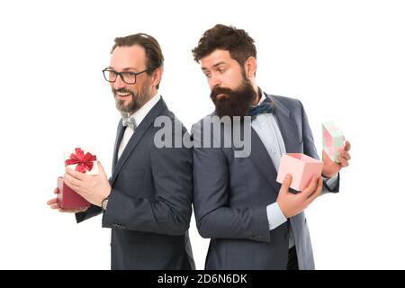 Échanger des cadeaux. Concept de fête d'entreprise. Cadeau de taille basse barbu acheté. Achats de vacances. Achetez des cadeaux. Préparé quelque chose de spécial. Cadeaux classiques pour homme. Les gens d'affaires célèbrent les vacances. Banque D'Images