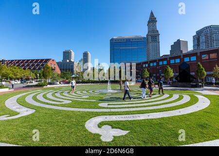 Les gens dans le labyrinthe du parc du patrimoine arménien, Rose Kennedy Greenway, Boston, Massachusetts, États-Unis Banque D'Images