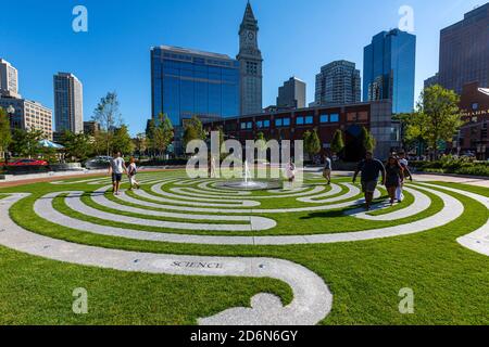 Les gens dans le labyrinthe du parc du patrimoine arménien, Rose Kennedy Greenway, Boston, Massachusetts, États-Unis Banque D'Images