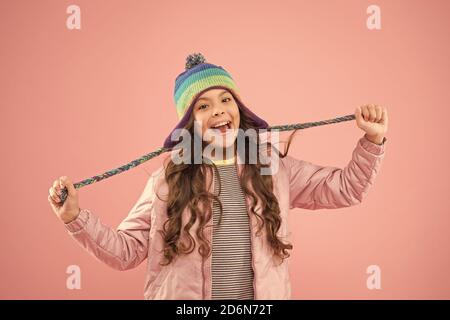 L'humeur ludique. Protéger la tête de l'accessoire. Adorable petit enfant tricoté usure accessoire. Cute little girl avec accessoire de mode fond rose. Accessoire élégant à la mode. Enfants chapeaux pour saison d'hiver. Banque D'Images