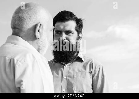 Génération de la famille : rêve futur et concept de personnes. Concept de retraite. Homme de différents âges. Grand-père avec son fils dans le parc. Banque D'Images