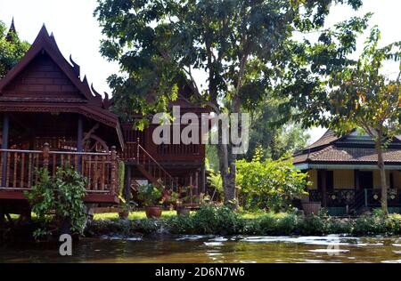 Bangkok, Thaïlande - Maisons traditionnelles le long du canal Banque D'Images