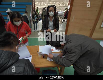 La Paz, la Paz, Bolivie. 18 octobre 2020. Jour des élections présidentielles boliviennes, aujourd'hui 18 octobre, à la Paz. Après presque une année de gouvernement temporaire par Jeannine Anez, après que Evo Morales a échappé au pays, les Boliviens vont aux urnes avec deux candidats principaux (Credit image: © Christian LombardiZUMA Wire) Credit: ZUMA Press, Inc./Alay Live News Banque D'Images