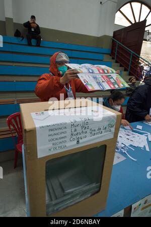 La Paz, la Paz, Bolivie. 18 octobre 2020. Jour des élections présidentielles boliviennes, aujourd'hui 18 octobre, à la Paz. Après presque une année de gouvernement temporaire par Jeannine Anez, après que Evo Morales a échappé au pays, les Boliviens vont aux urnes avec deux candidats principaux (Credit image: © Christian LombardiZUMA Wire) Credit: ZUMA Press, Inc./Alay Live News Banque D'Images