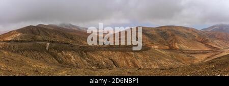 Vue panoramique sur le paysage de montagne depuis le point de vue astronomique Sicasumbre (Mirador Astronomico de Sica Sumbre). Fuerteventura. Îles Canaries. Banque D'Images