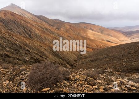 Vue sur le paysage de montagne depuis le point de vue astronomique Sicasumbre (Mirador Astronomico de Sica Sumbre). Fuerteventura. Îles Canaries. Espagne. Banque D'Images