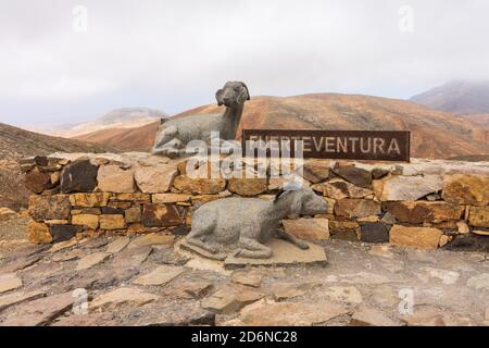 Le symbole de l'île est une chèvre au sommet du point de vue astronomique Sicasumbre (Mirador Astronomico de Sica Sumbre). Fuerteventura. Îles Canaries. Banque D'Images