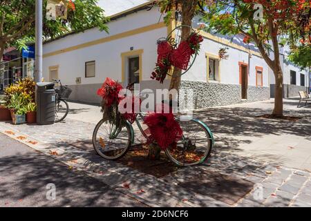 MORRO JABLE, FUERTEVENTURA, ÎLES CANARIES - 14 JUILLET 2020 : rues vides d'une ville touristique populaire. Crise de l'industrie touristique due à la COVID-19. Banque D'Images